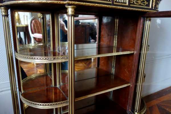 Meuble vitrine de collectionneur en acajou, époque Napoléon III, style Louis XVI - signé de Briggé