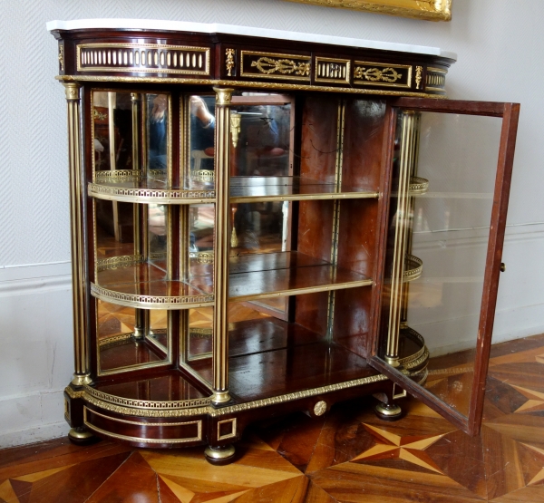 Meuble vitrine de collectionneur en acajou, époque Napoléon III, style Louis XVI - signé de Briggé