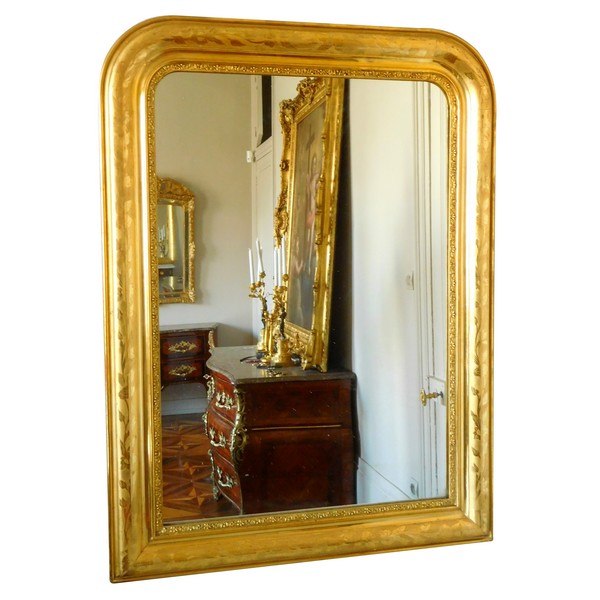 Miroir de cheminée - glace à suspendre en bois doré à la feuille d'or, époque Napoléon III - 114cm x 84cm