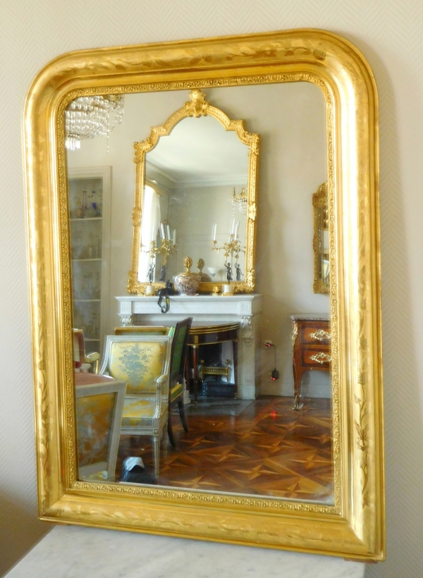 Miroir de cheminée - glace à suspendre en bois doré à la feuille d'or, époque Napoléon III - 114cm x 84cm
