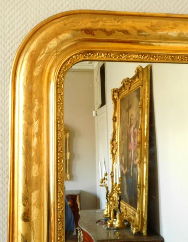 Miroir de cheminée - glace à suspendre en bois doré à la feuille d'or, époque Napoléon III - 114cm x 84cm