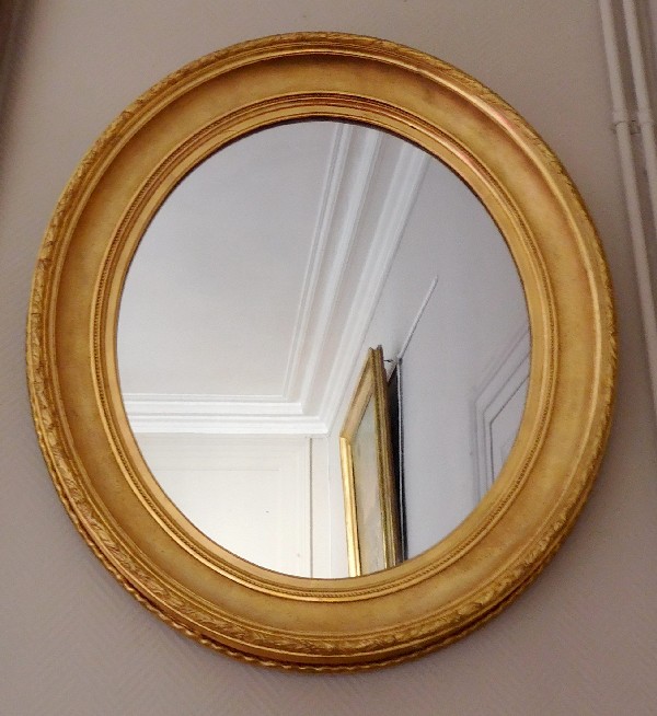 Grand miroir ovale XIXe en bois doré à la feuille d'or, glace au mercure, 82cm x 71cm