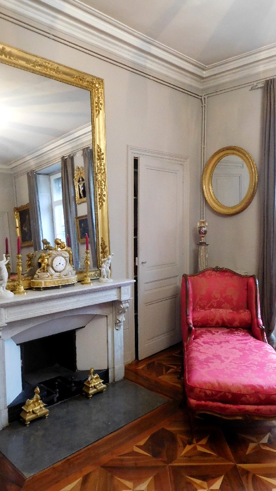 Tall mercury mirror, oval gilt wood frame, 19th century, 82cm x 71cm