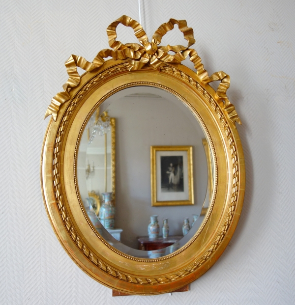 Grand miroir ovale de style Louis XVI en bois doré, époque Napoléon III - 84cm x 63cm