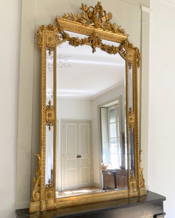 Grand miroir de cheminée en bois doré style Louis XVI, glace au mercure à parecloses - 215cm x 138cm