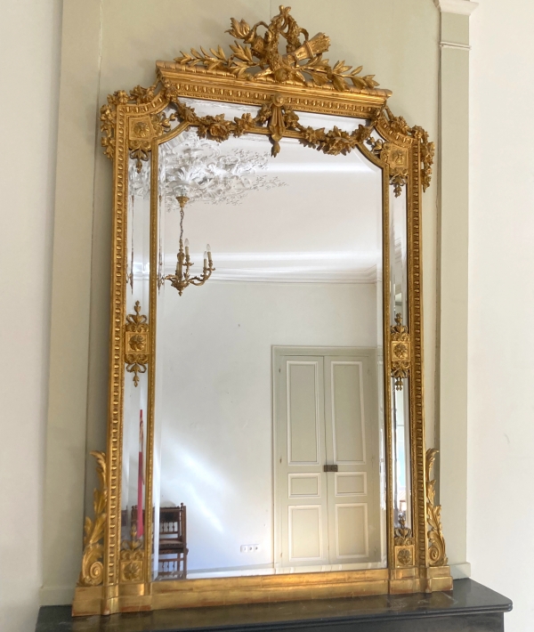 Grand miroir de cheminée en bois doré style Louis XVI, glace au mercure à parecloses - 215cm x 138cm