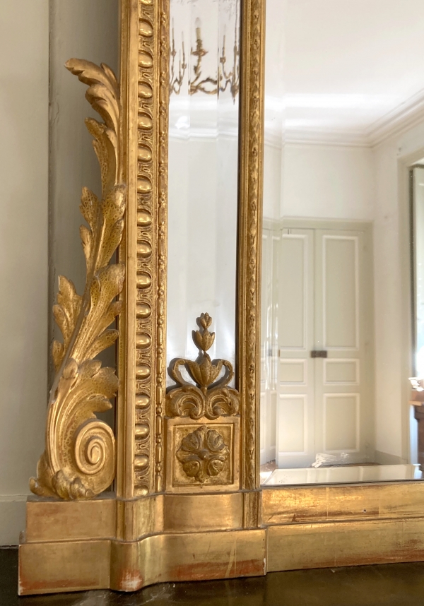 Grand miroir de cheminée en bois doré style Louis XVI, glace au mercure à parecloses - 215cm x 138cm