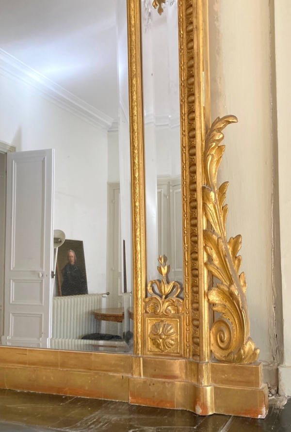 Grand miroir de cheminée en bois doré style Louis XVI, glace au mercure à parecloses - 215cm x 138cm