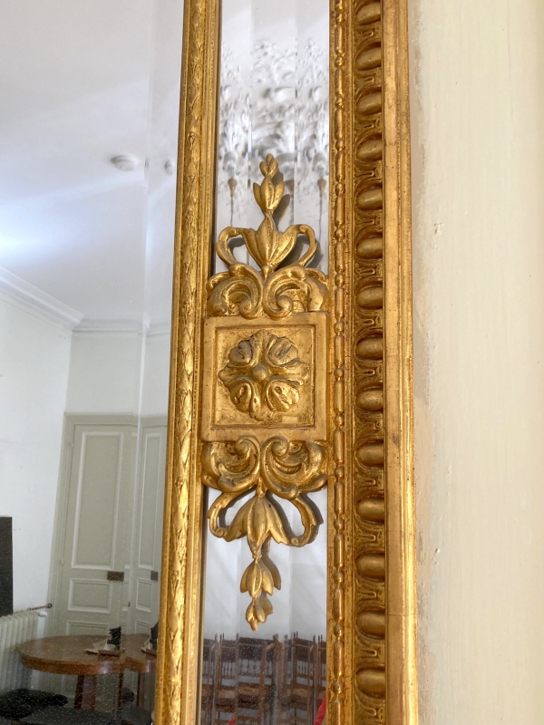 Grand miroir de cheminée en bois doré style Louis XVI, glace au mercure à parecloses - 215cm x 138cm