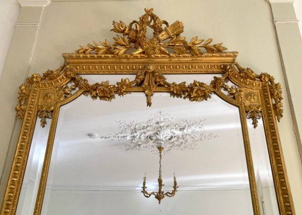 Grand miroir de cheminée en bois doré style Louis XVI, glace au mercure à parecloses - 215cm x 138cm