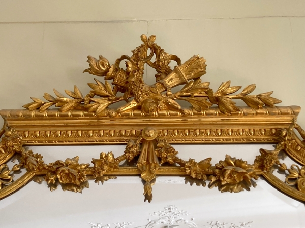 Grand miroir de cheminée en bois doré style Louis XVI, glace au mercure à parecloses - 215cm x 138cm