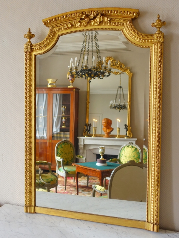 Miroir de cheminée de style Louis XVI en bois doré, décor de raie d'oves et rubans 128cm x 84cm