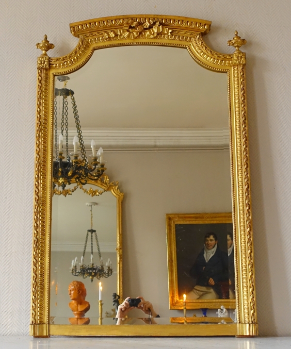 Miroir de cheminée de style Louis XVI en bois doré, décor de raie d'oves et rubans 128cm x 84cm