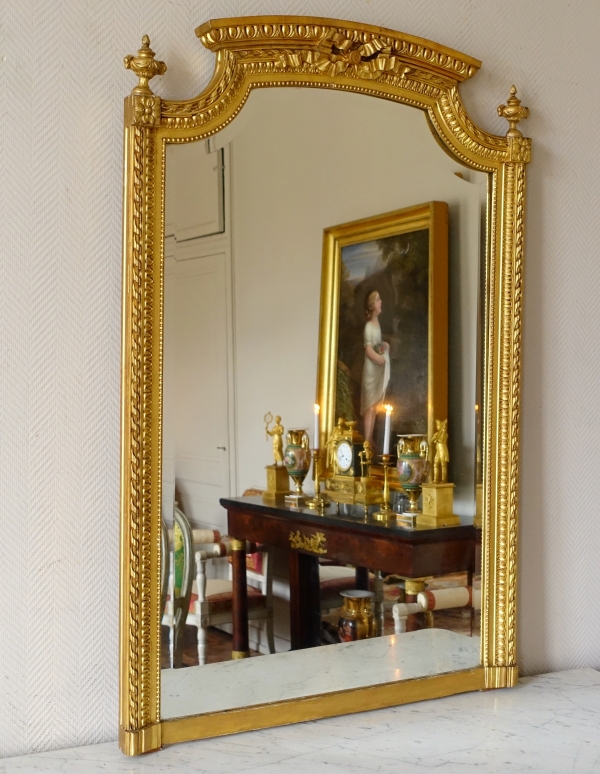 Miroir de cheminée de style Louis XVI en bois doré, décor de raie d'oves et rubans 128cm x 84cm