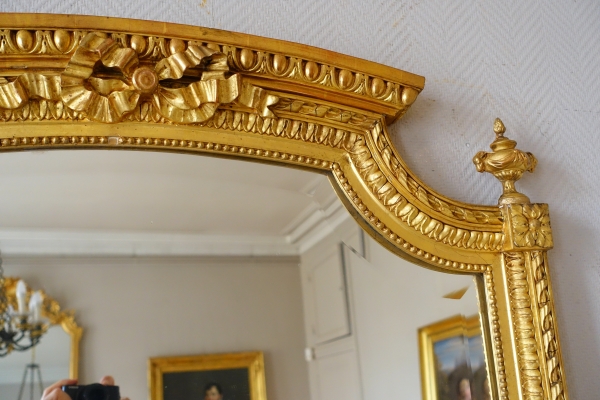 Miroir de cheminée de style Louis XVI en bois doré, décor de raie d'oves et rubans 128cm x 84cm