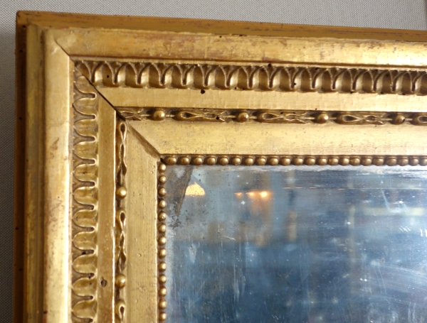 Miroir de boiserie à suspendre en bois doré à la feuille d'or, glace mercure - époque Louis XVI