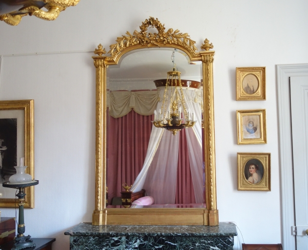Miroir de cheminée d'apparat de style Louis XVI en bois doré - 189cm x 111cm