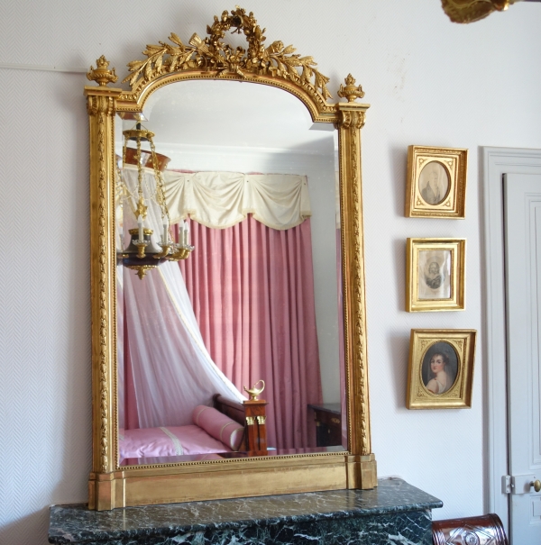 Miroir de cheminée d'apparat de style Louis XVI en bois doré - 189cm x 111cm