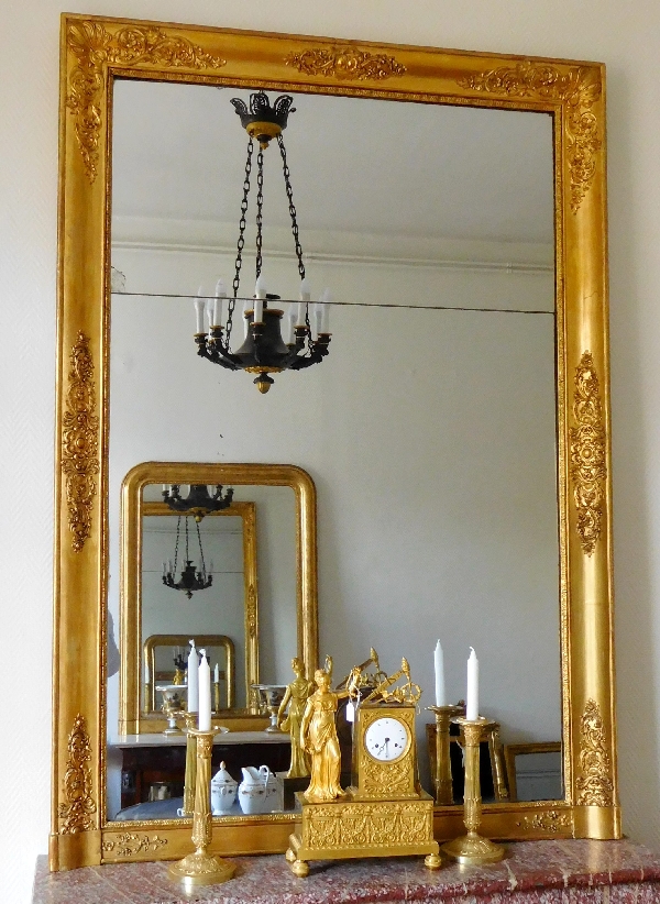 Grand miroir en bois doré d'époque Restauration, glace au mercure