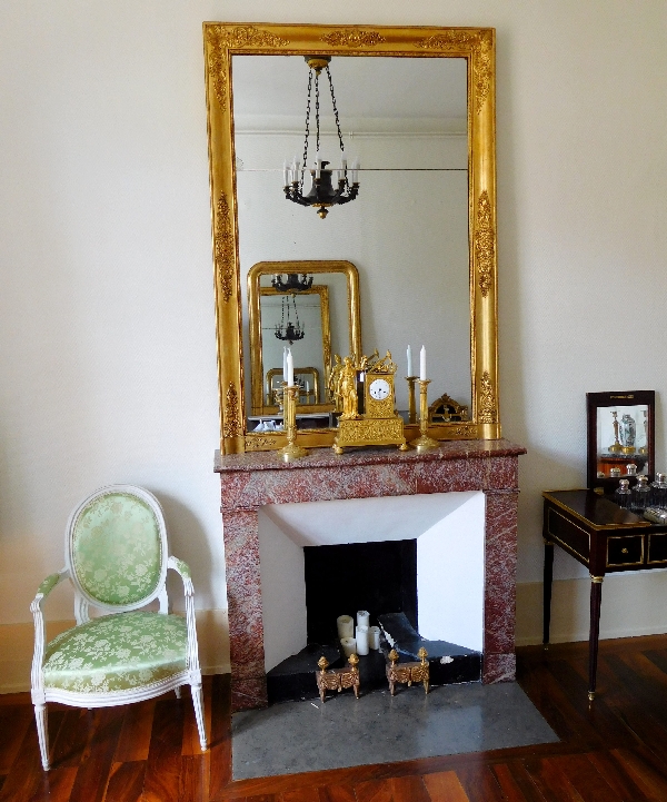 Grand miroir en bois doré d'époque Restauration, glace au mercure