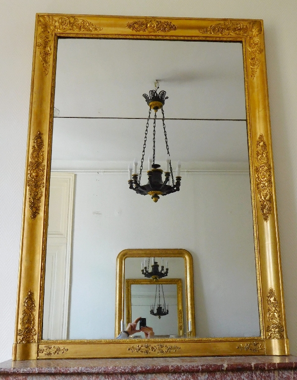 Grand miroir en bois doré d'époque Restauration, glace au mercure