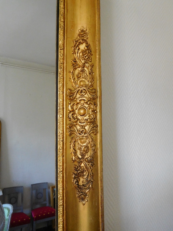 Grand miroir en bois doré d'époque Restauration, glace au mercure