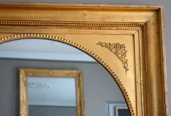 Miroir d'époque Empire Restauration à vue arrondie, bois doré glace au mercure - 89cm x 116cm