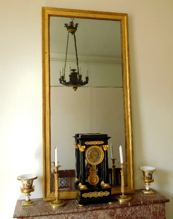 Miroir d'entre deux ou trumeau d'époque Louis XVI, bois doré à la feuille d'or, glace au mercure