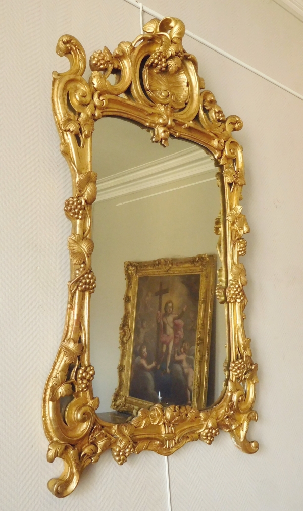 Miroir d'entre-deux en bois doré, glace au mercure, travail Provencal d'époque Louis XV Transition