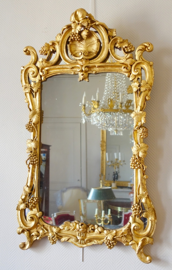 Miroir d'entre-deux en bois doré, glace au mercure, travail Provencal d'époque Louis XV Transition