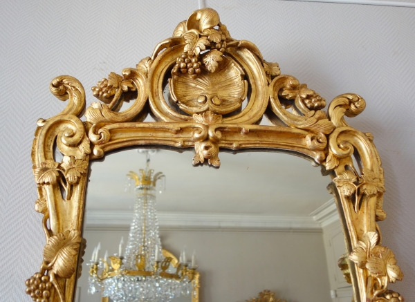 Miroir d'entre-deux en bois doré, glace au mercure, travail Provencal d'époque Louis XV Transition