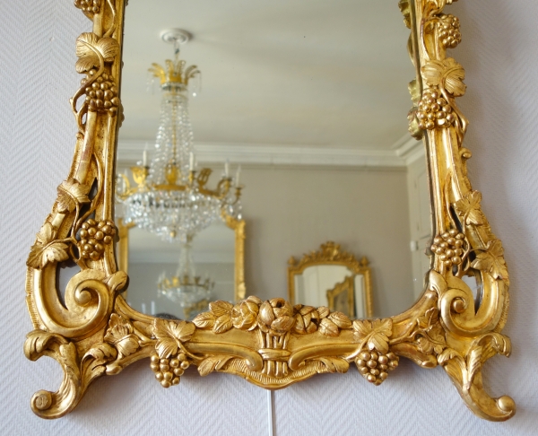 Miroir d'entre-deux en bois doré, glace au mercure, travail Provencal d'époque Louis XV Transition