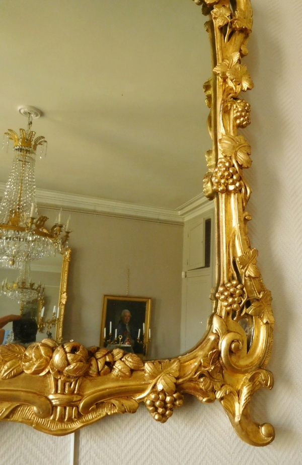 Miroir d'entre-deux en bois doré, glace au mercure, travail Provencal d'époque Louis XV Transition