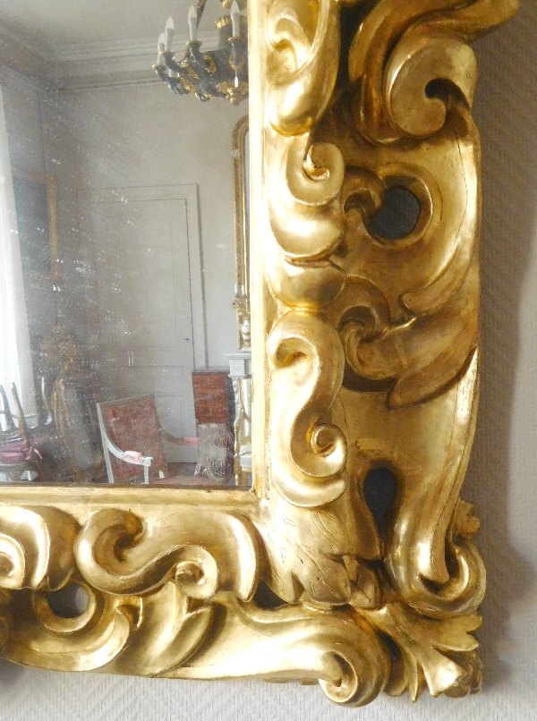 Grand miroir italien en bois sculpté et doré d'époque XVIIIe siècle - 98cm x 105cm