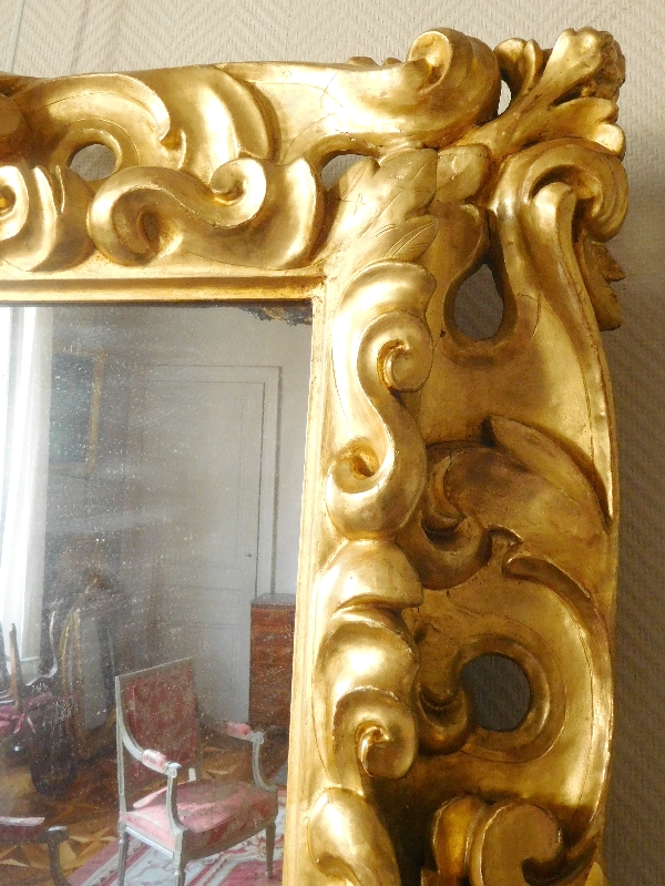 Grand miroir italien en bois sculpté et doré d'époque XVIIIe siècle - 98cm x 105cm