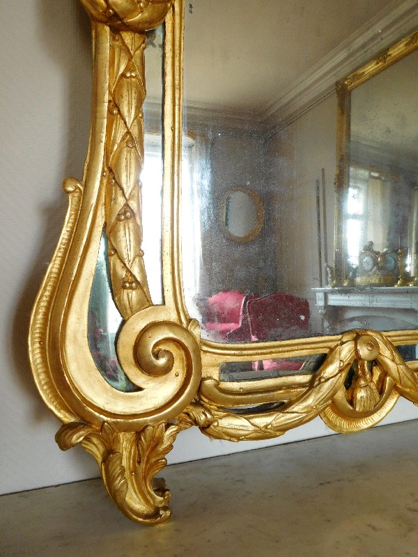 Grand miroir à parecloses en bois doré, glace au mercure, époque Louis XV Transition