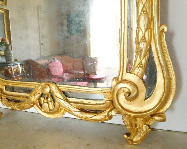 Grand miroir à parecloses en bois doré, glace au mercure, époque Louis XV Transition