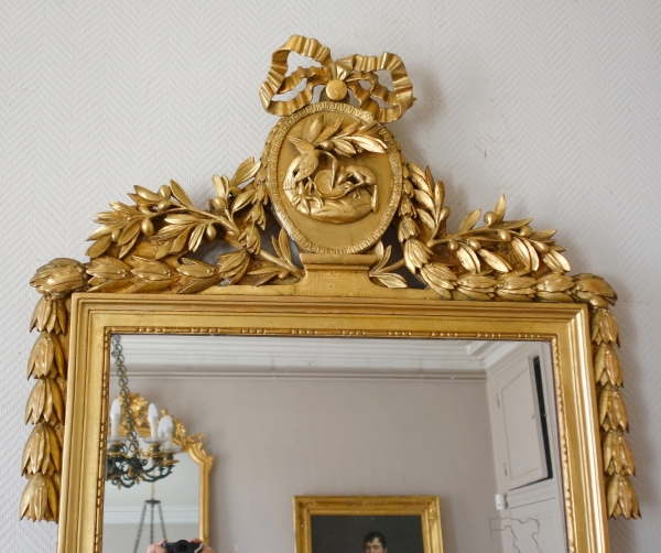 Grand miroir en bois doré d'époque Louis XVI aux fables de La Fontaine