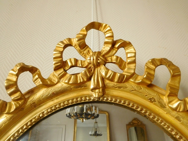 Grand miroir ovale de style Louis XVI, bois doré, glace au mercure - 69,5cm x 103cm