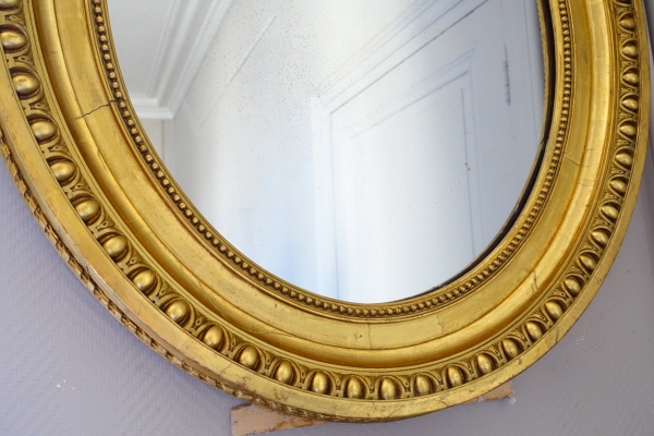 Grand miroir ovale de style Louis XVI en bois doré, époque Napoléon III - 78cm x 97,5cm