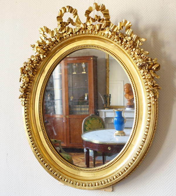 Grand miroir ovale de style Louis XVI en bois doré, époque Napoléon III - 78cm x 97,5cm