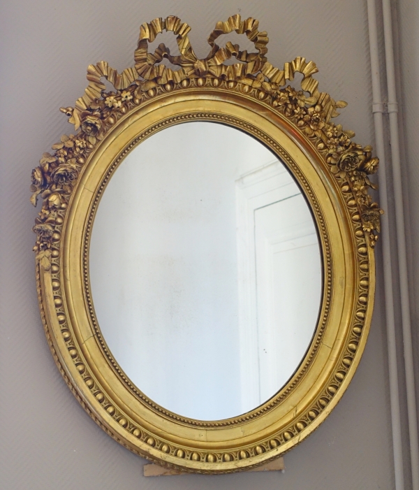 Grand miroir ovale de style Louis XVI en bois doré, époque Napoléon III - 78cm x 97,5cm