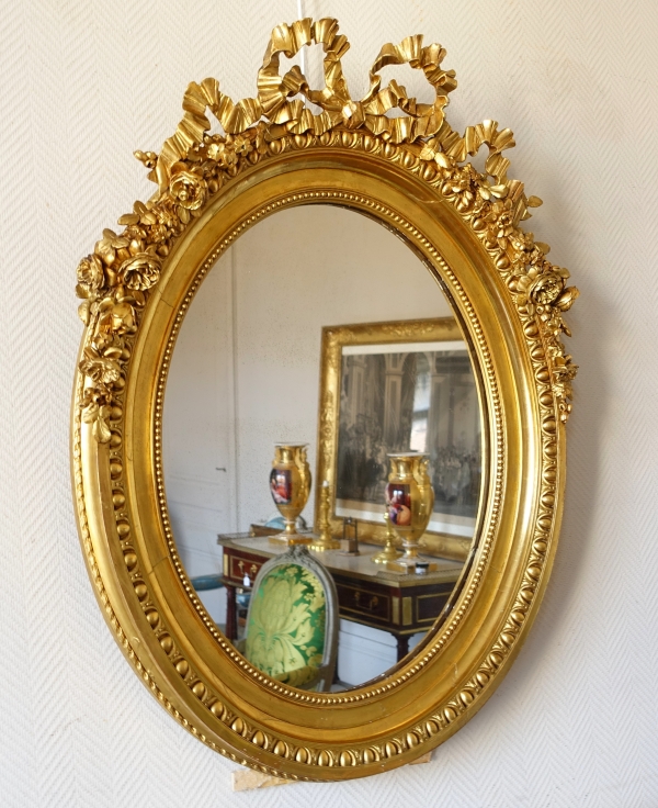 Grand miroir ovale de style Louis XVI en bois doré, époque Napoléon III - 78cm x 97,5cm