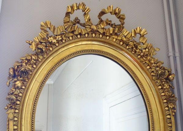 Grand miroir ovale de style Louis XVI en bois doré, époque Napoléon III - 78cm x 97,5cm