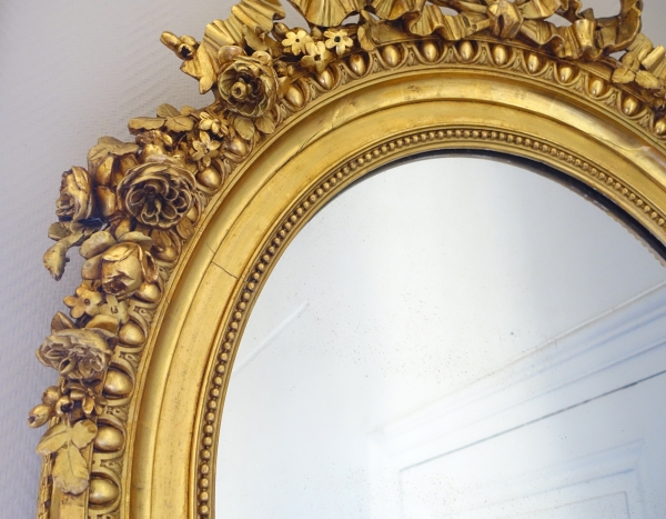 Grand miroir ovale de style Louis XVI en bois doré, époque Napoléon III - 78cm x 97,5cm