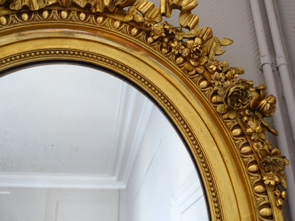 Grand miroir ovale de style Louis XVI en bois doré, époque Napoléon III - 78cm x 97,5cm
