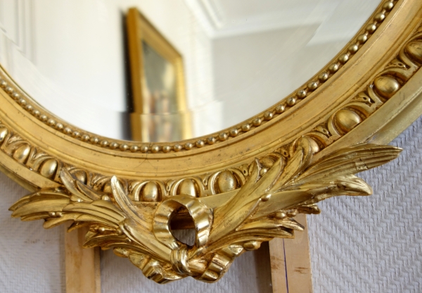 Miroir ovale de style Louis XVI en bois doré, époque Napoléon III - 71cm x 111cm