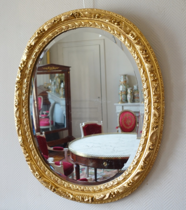 Grand miroir ovale d'époque Louis XIII milieu XVIIe siècle, bois sculpté et doré 95cm x 80cm