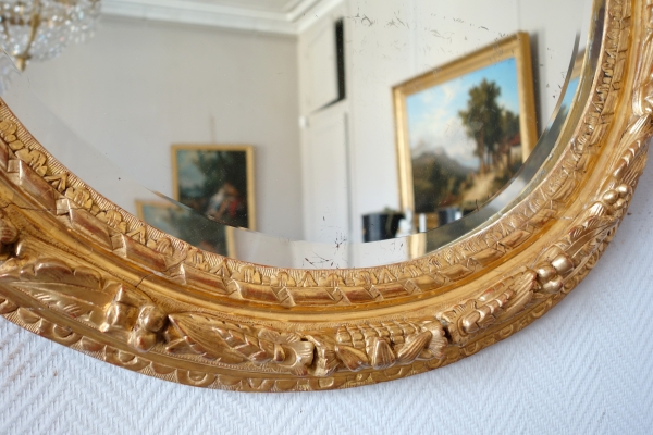 Grand miroir ovale d'époque Louis XIII milieu XVIIe siècle, bois sculpté et doré 95cm x 80cm