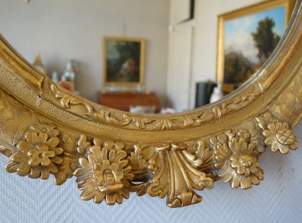 Grand miroir ovale d'époque Louis XIV fin XVIIe siècle, bois sculpté et doré 98cm x 80cm